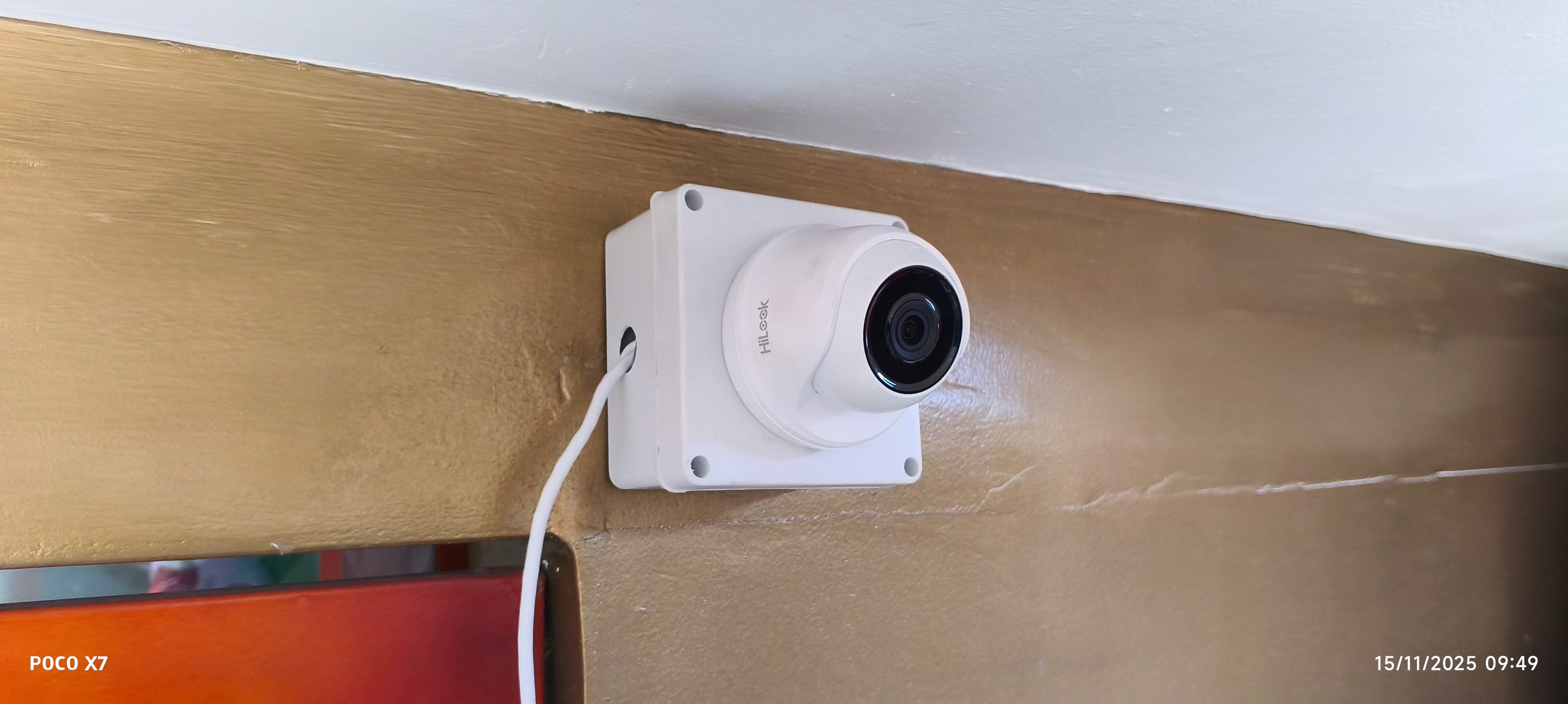 Cámara IP de seguridad con acceso remoto instalada en empresa bogotana