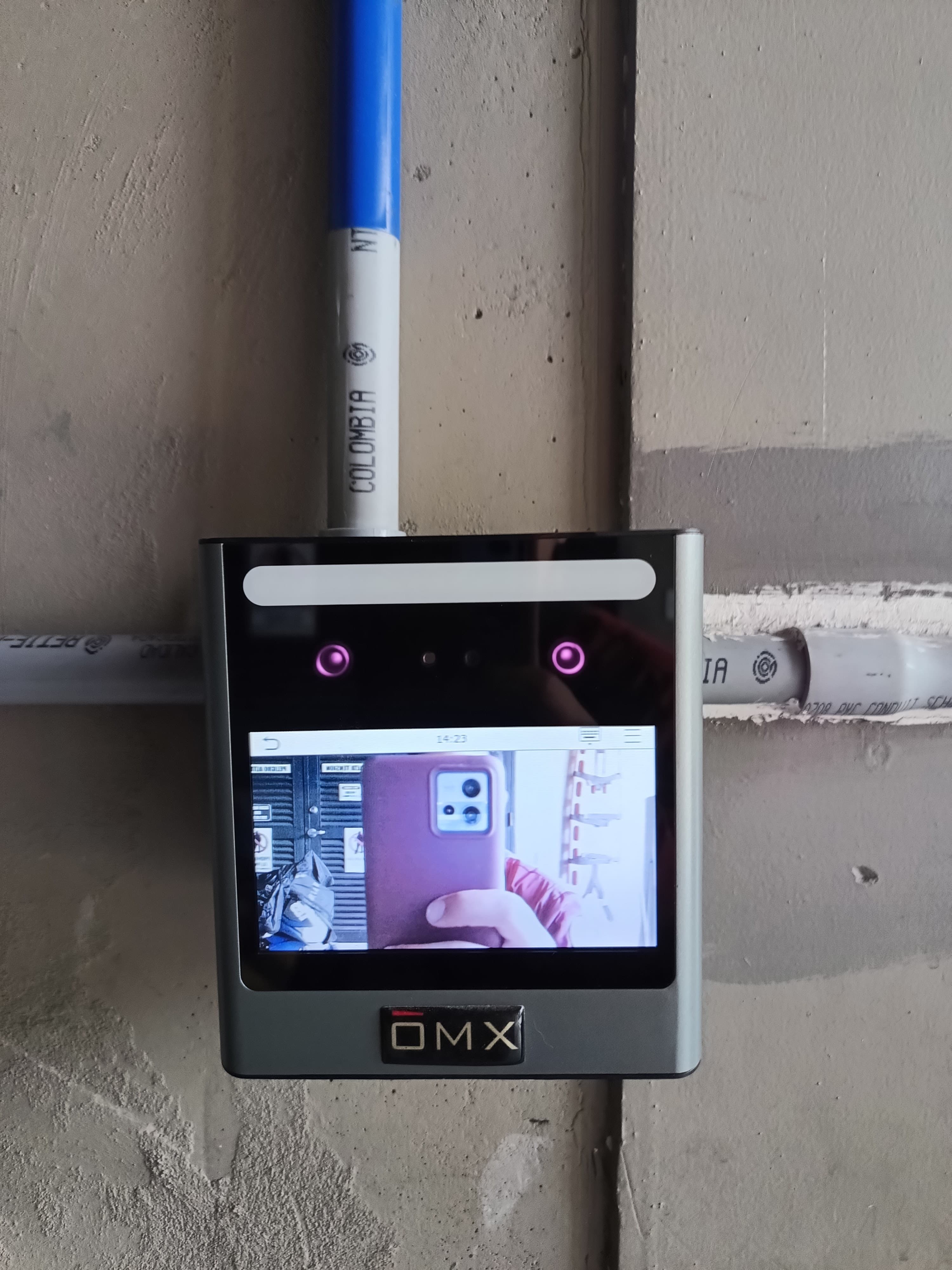 Cerradura electrónica instalada en puerta de empresa en Bogotá